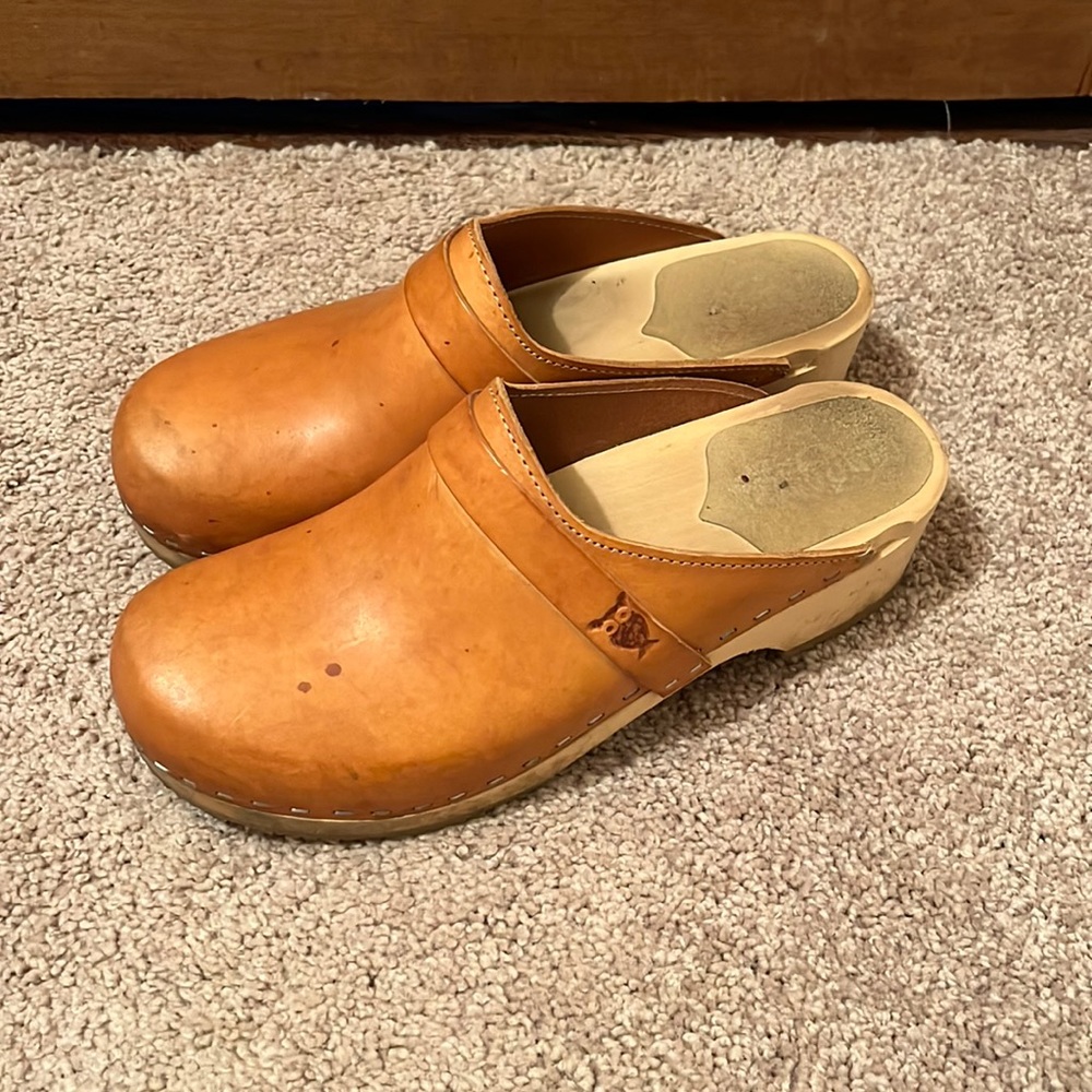 Sandgrens tan leather wooden clogs